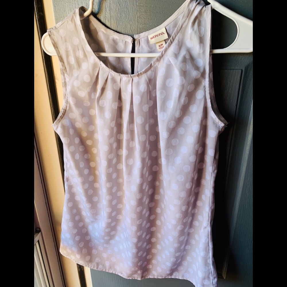7 womens sleeveless variety of shirts, 6 sz S, 1xs